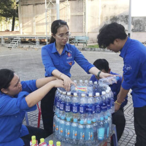 làm sọt rác bằng chai nhựa