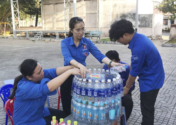 làm sọt rác bằng chai nhựa